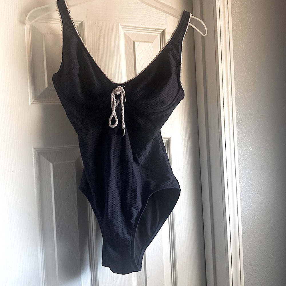 It’s from beach house,a size 10 , the color is dark blue